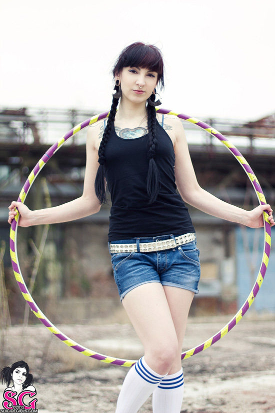 <B>SuicideGirls Group Therapy: Aeta On Hooping</b>